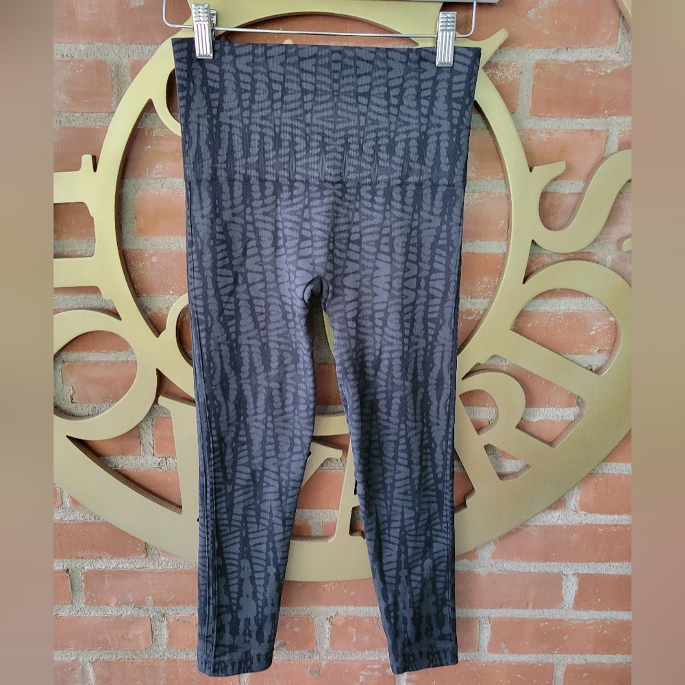 Spanx Small Black Seamless Crop Geo Stretch  Leggings
